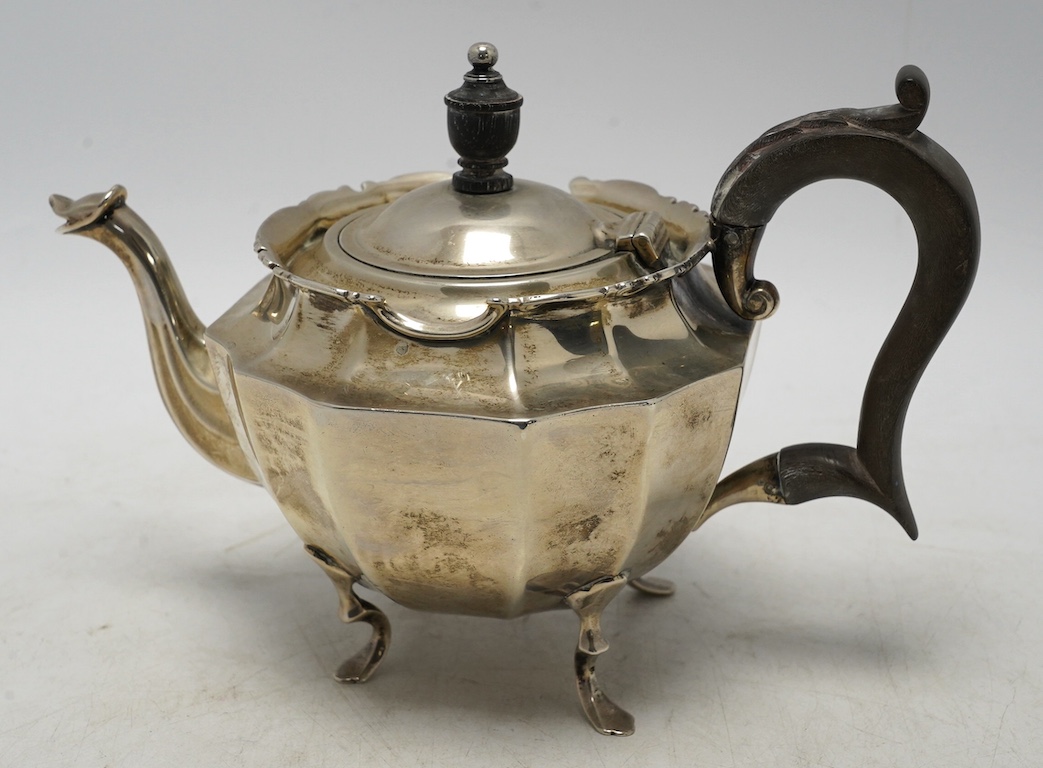 An Edwardian silver bachelor's teapot, Barker Brothers, Birmingham, 1906, gross weight 11.2oz. Condition - fair